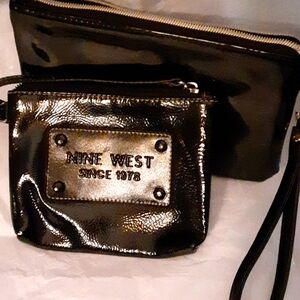Wristlet 2 pc in patent leather black.